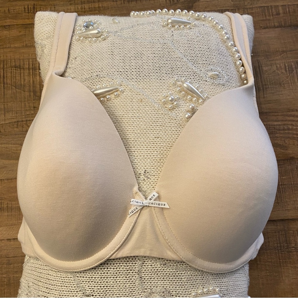 CACIQUE Size 40C Lightly lined Full coverage Underwire Bra. Beige - Like new